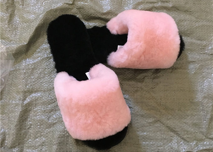 Розовые/серые дамы раскрывают тапочки овчины пальца ноги с мягкой резиновой подошвой