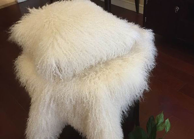 Длинный с волосами белый пушистый валик покрывает удобную нежность с тибетским мехом овечки