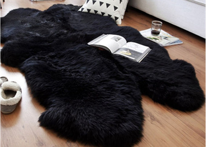 Ровное поверхностное черное одеяло хода меха, черный дополнительный большой половик овчины