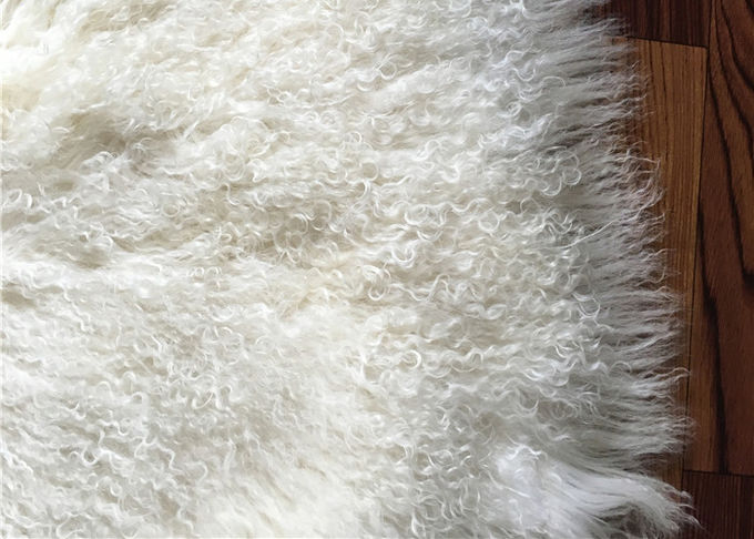 Браун покрасил прямоугольное монгольское мех половика овчины для фотографии младенца