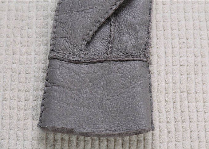 Реальным выровнянные мехом серые самые теплые перчатки овчины приглаживают поверхность с пальцем