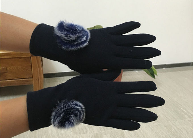 Темные серые перчатки экрана касания дам, перчатки зимы с пальцами экрана касания 