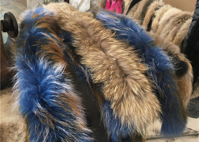Воротник мягко пушистого ровного естественного цвета воротника меха енота большой длинный отделяемый для куртки зимы